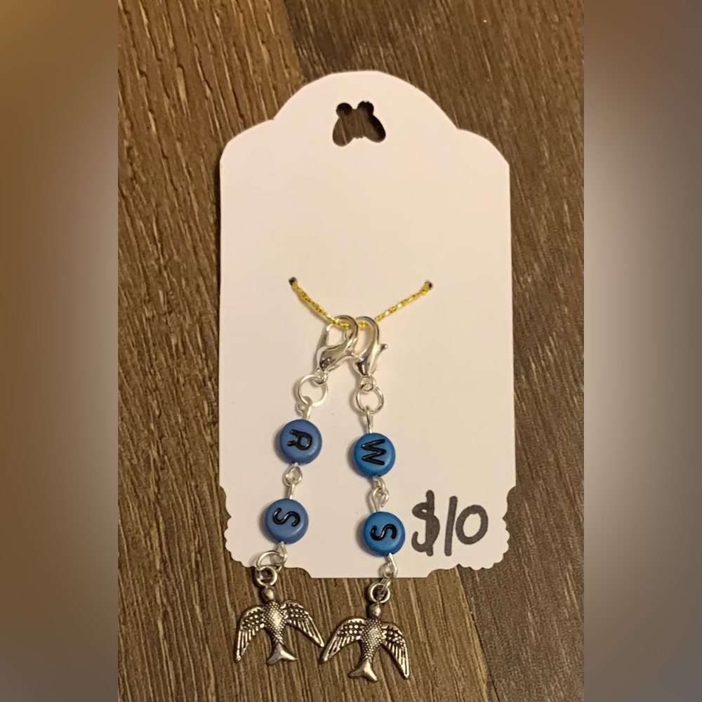 Right side (RS) and wrong side (WS) stitch marker set. For knitting and crochet.